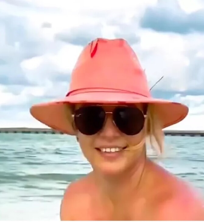Η Μπρίτνεϊ Σπίαρας επέστρεψε με νέο (αμήχανο) βίντεο: Κουρεύτηκε και κυλιέται γυμνή στην άμμο