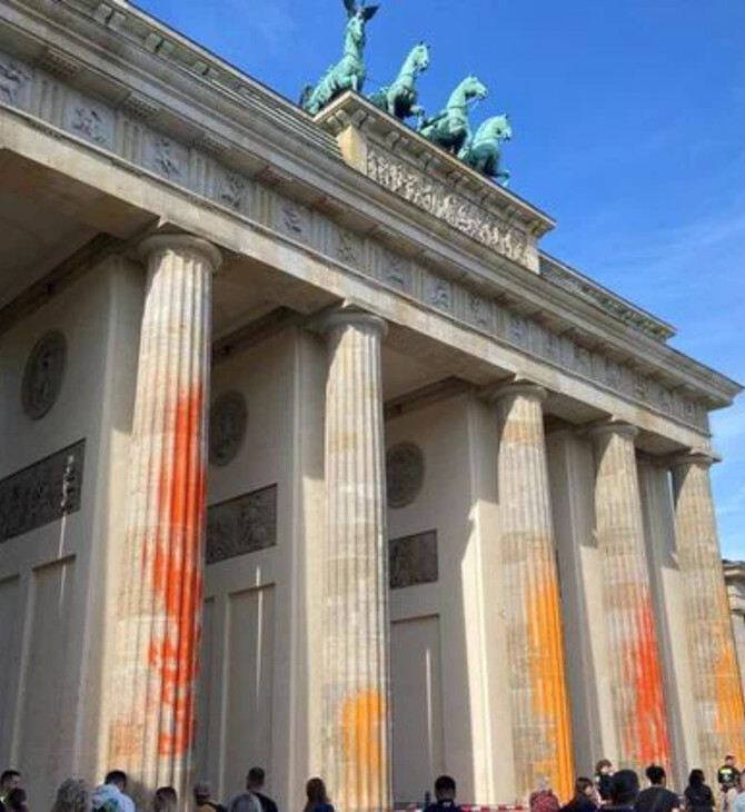 Γερμανία: Ακτιβιστές της «Τελευταίας γενιάς» έβαψαν την Πύλη του Βρανδεμβούργου