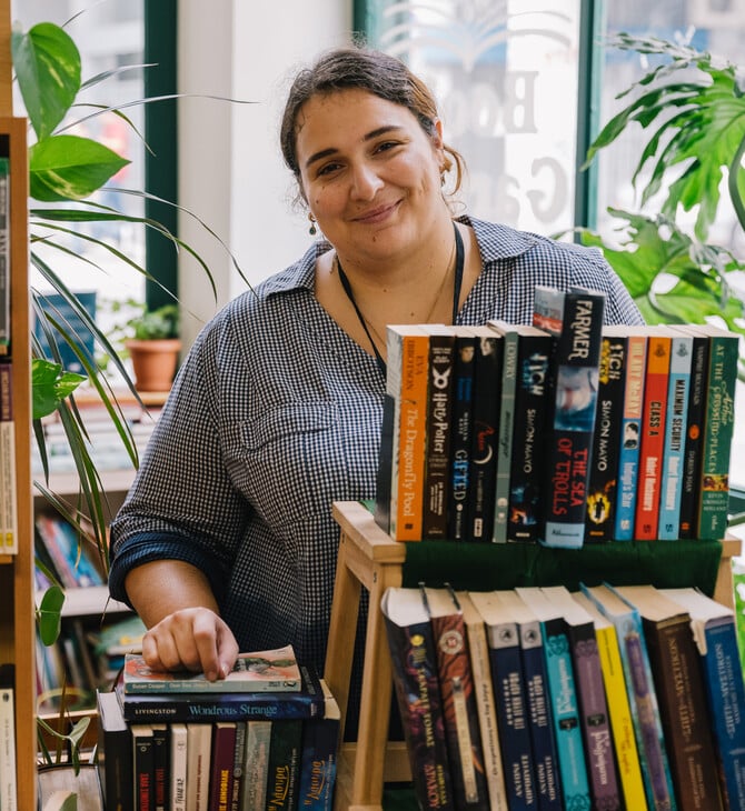Το φιλανθρωπικό βιβλιοπωλείο της Αθήνας που μοιράζει τα έσοδα του σε κακοποιημένες γυναίκες 