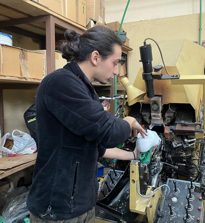 Ένας 23χρονος Θεσσαλονικιός φτιάχνει τις μπότες που αγαπούν οι ράπερ