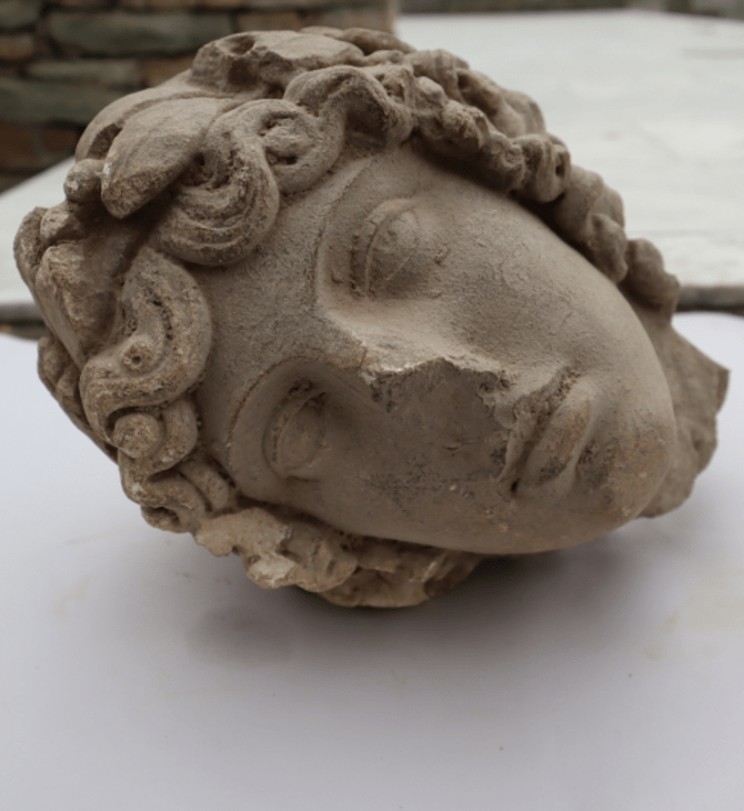 Ανασκαφή Φιλίππων: Στο φως κεφαλή αγάλματος που πιθανότατα ανήκει στον θεό Απόλλωνα
