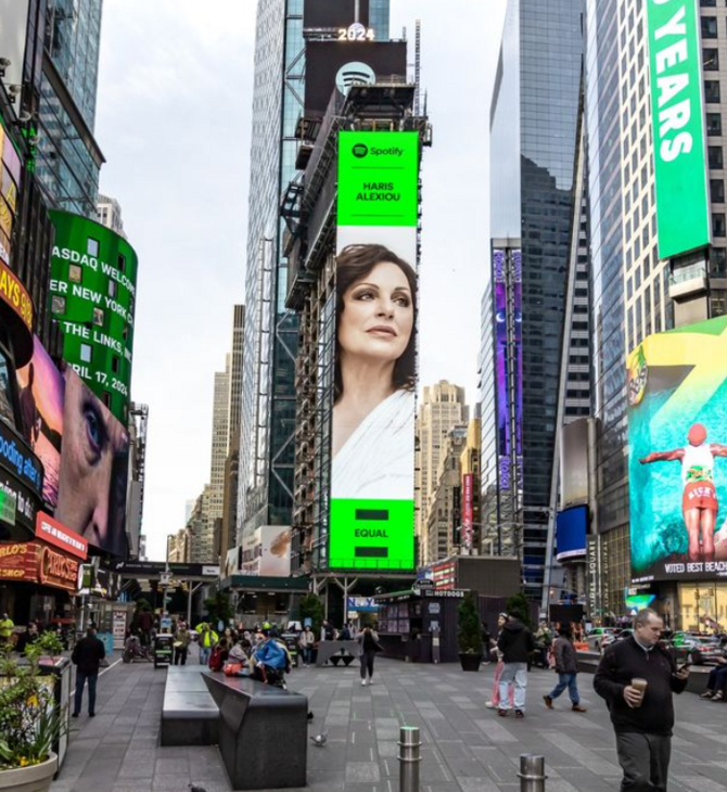 Νέα Υόρκη: Η Χάρις Αλεξίου σε billboard στην Times Square