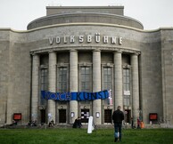 «Να κάνουμε το Βερολίνο καύλα ξανά»: Mέσα στην κατάληψη του Volksbühne