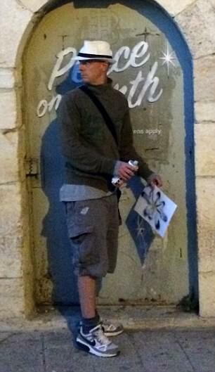 Είναι αυτός ο άντρας ο Banksy; Τουρίστας ισχυρίζεται ότι τον φωτογράφισε κρυφά στη Βηθλεέμ