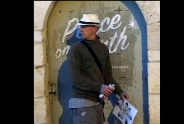 Είναι αυτός ο άντρας ο Banksy; Τουρίστας ισχυρίζεται ότι τον φωτογράφισε κρυφά στη Βηθλεέμ