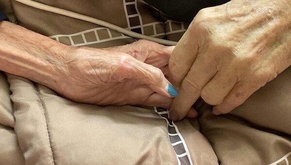 Αχώριστοι ως τον θάνατο: Πέθαναν την ίδια ημέρα, κρατημένοι από το χέρι, μετά από 65 χρόνια μαζί