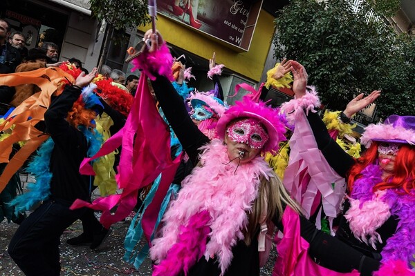 Κοροναϊός: Δήμαρχοι αντιδρούν για την ακύρωση του καρναβαλιού - «Γιατί πανικοβάλλουν τον κόσμο;»