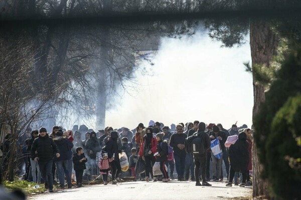 Εκατοντάδες πρόσφυγες στα ελληνικά σύνορα - Μητσοτάκης: «Καμία παράνομη είσοδος ανεκτή»