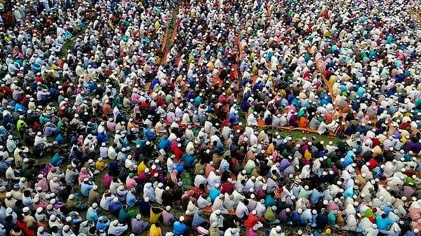 Χιλιάδες άνθρωποι προσευχήθηκαν όλοι μαζί για να «προστατευτούν από τον κορωνοϊό»