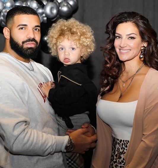 Ο Drake παρουσίασε για πρώτη φορά δημοσίως τον γιο του: «Μου λείπουν η οικογένεια και οι φίλοι μου»