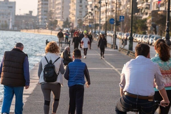 Από σήμερα «λουκέτο» στη Νέα Παραλία Θεσσαλονίκης - Η απόφαση για απαγόρευση κυκλοφορίας μετά τις εικόνες με συνωστισμό