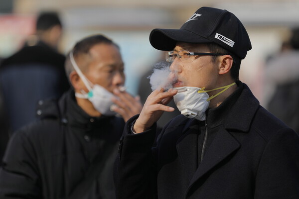 Ειδικοί προειδοποιούν: «Οι καπνιστές προσβάλλονται πιο σοβαρά, με βαρύτερες επιπλοκές»