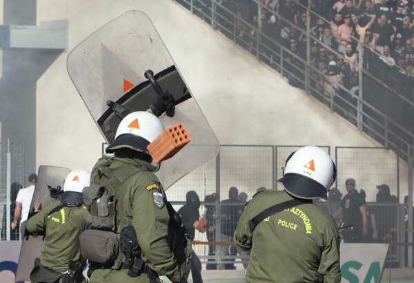 Επεισόδια στο ΟΑΚΑ - Δακρυγόνα και συγκρούσεις οπαδών με αστυνομικούς