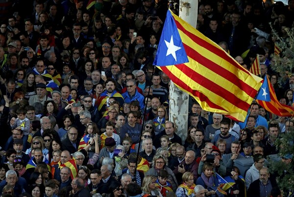 Χιλιάδες άνθρωποι στους δρόμους της Βαρκελώνης διαδήλωσαν υπέρ της αποφυλάκισης των αυτονομιστών ηγετών