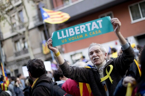 Χιλιάδες άνθρωποι στους δρόμους της Βαρκελώνης διαδήλωσαν υπέρ της αποφυλάκισης των αυτονομιστών ηγετών