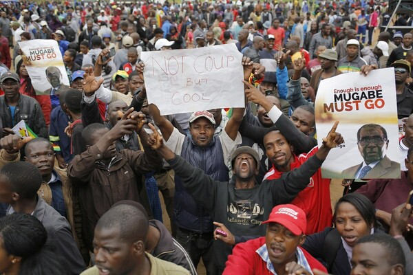 Χιλιάδες άνθρωποι ξεχύθηκαν στους δρόμους και γιορτάζουν την πτώση του Μουγκάμπε στη Ζιμπάμπουε