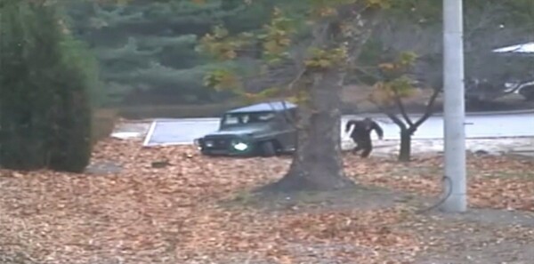 Βίντεο: Η στιγμή που πυροβολούν τον βορειοκορεάτη στρατιώτη που αυτομόλησε
