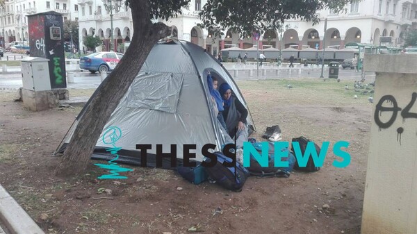Θεσσαλονίκη: Πρόσφυγες συγκεντρώνονται στην πλατεία Αριστοτέλους με σκοπό να κινηθούν προς τα σύνορα
