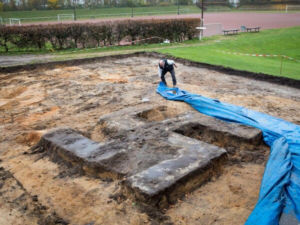 Βρήκαν γιγαντιαία σβάστικα θαμμένη σε γήπεδο της Γερμανίας