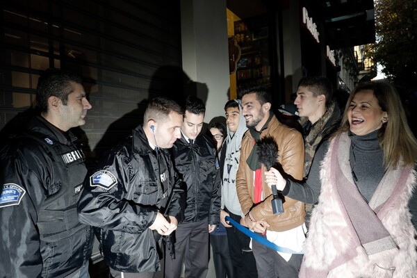 Χαμός στη Θεσσαλονίκη για την Μαύρη Παρασκευή - Ουρές, στρίμωγμα και κοπάνα από το σχολείο