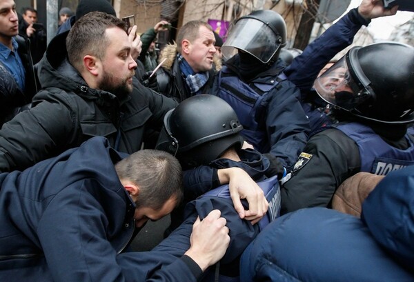 Σκηνές χάους στο Κίεβο: Οπαδοί του Σαακασβίλι όρμησαν στους αστυνομικούς και τον απελευθέρωσαν