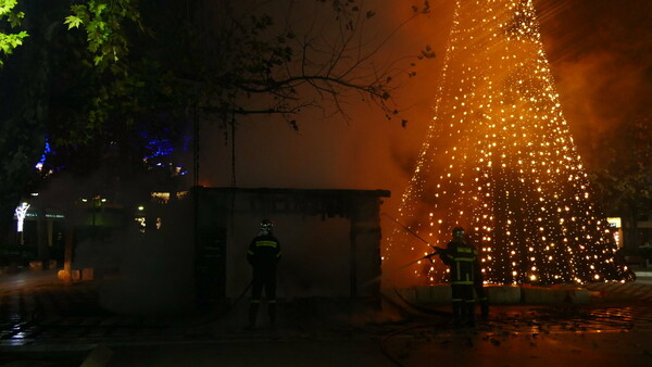 Κάηκε ολοσχερώς η χριστουγεννιάτικη φάτνη στην κεντρική πλατεία της Λάρισας