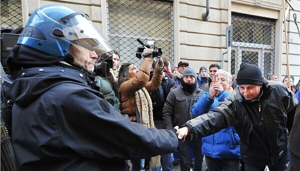 Τα ΜΑΤ στην Ιταλία έβγαλαν τα κράνη και αγκάλιασαν τους διαδηλωτές