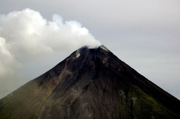 Ξύπνησε το ηφαίστειο Mayon - Εκκενώνονται οι γύρω περιοχές