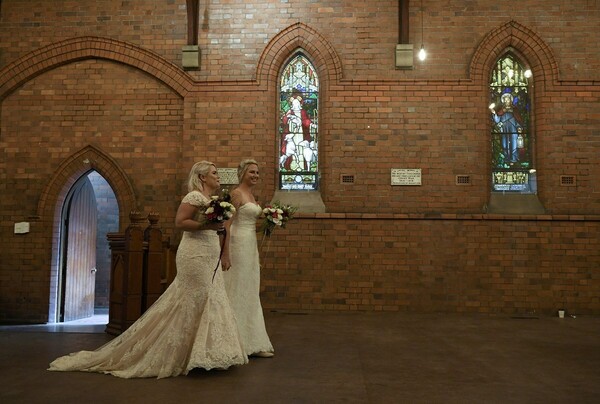 Δεκάδες ζευγάρια ομοφυλοφίλων ενώθηκαν με τα ιερά δεσμά του γάμου στην Αυστραλία