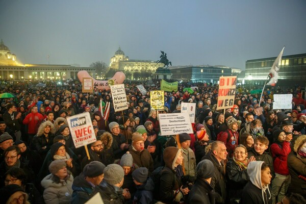 Πλημμύρισε διαδηλωτές η Βιέννη - Χιλιάδες κατά της κυβέρνησης δεξιάς-ακροδεξιάς