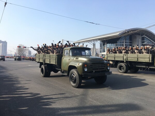 Βόρεια Κορέα: Στρατιωτική παρέλαση υπερθέαμα την παραμονή της έναρξης των Χειμερινών Ολυμπιακών Αγώνων