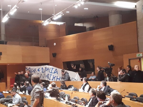 «'Εφοδος» της Χρυσής Αυγής στο δημοτικό συμβούλιο Θεσσαλονίκης