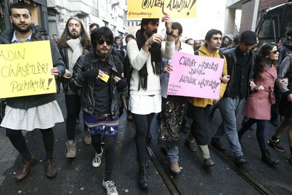 Τούρκοι με μίνι διαδηλώνουν κατά της σεξουαλικής βίας