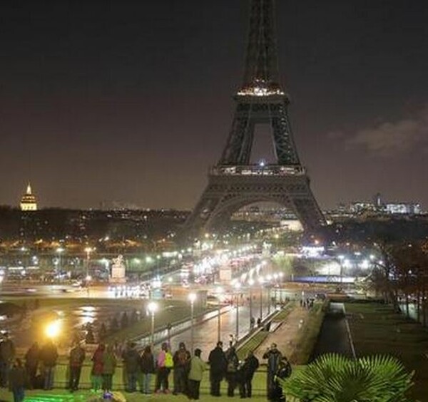 O Πύργος του Άιφελ στο σκοτάδι, για τα θύματα του Charlie Hebdo