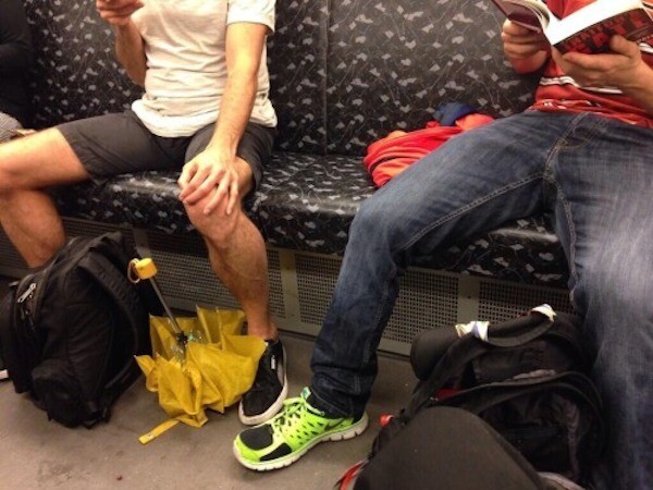 Πόλεμος στα ανοιχτά πόδια και τα σακίδια πλάτης στο μετρό