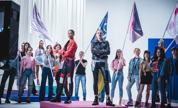 H Avon λανσάρει το κίνημα #Stand4Her και το μουσικό video των IconaPop για να τιμήσει τις νεαρές γυναίκες σε όλο τον κόσμο