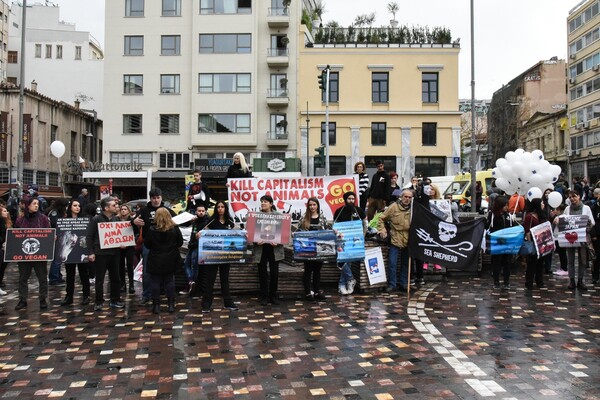 Ακτιβιστές έκαναν γυμνή διαμαρτυρία και συγκέντρωση στο Μοναστηράκι για τα δικαιώματα των ζώων