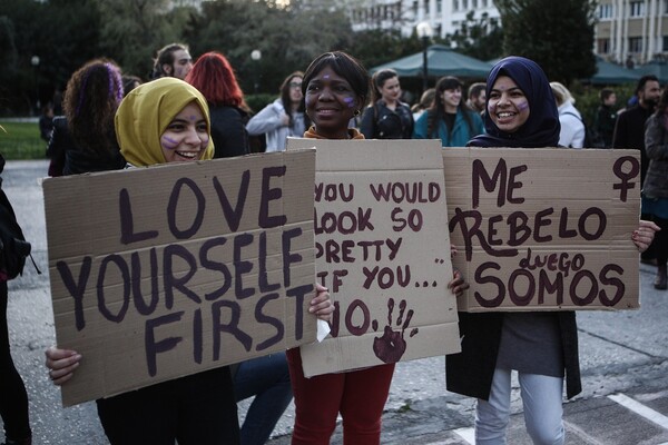 Πορεία συλλογικοτήτων στο κέντρο της Αθήνας ενάντια στον σεξισμό και την πατριαρχία