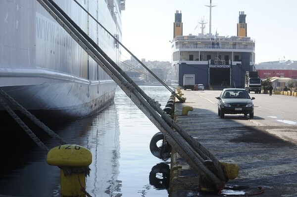 Δεμένα στα λιμάνια όλα τα πλοία την Τετάρτη- Τροποποιήσεις δρομολογίων λόγω της 24ωρης απεργίας