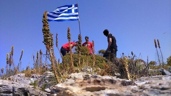 «Το κάναμε για τον σμηναγό Μπαλταδώρο» λέει η παρέα που ύψωσε την ελληνική σημαία σε βραχονησίδα