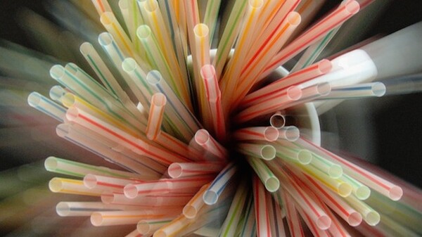 Το Λονδίνο θέλει να απαγορεύσει τα καλαμάκια και τις μπατονέτες από πλαστικό