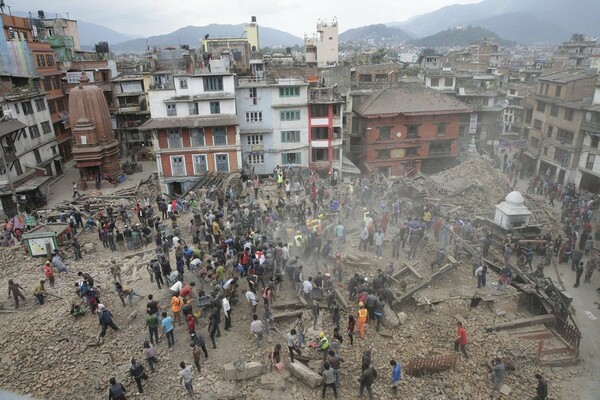 Συγκλονιστικά βίντεο από τη στιγμή του φονικού σεισμού στο Νεπάλ