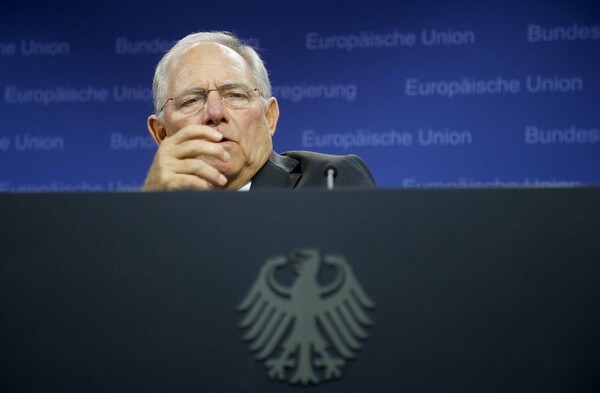 Bloomberg: Η Ελλάδα θα μείνει στο ευρώ, ακόμα και αν επικρατήσει το «όχι» λέει ο Σόιμπλε