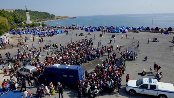 Στα άκρα η κατάσταση με τους μετανάστες στη Μυτιλήνη - Επεισόδια και κρότου λάμψης στο λιμάνι