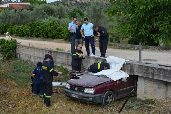 Σοκαριστικό τροχαίο στο Ναύπλιο - Αυτοκίνητο εξετράπη της πορείας του και σφήνωσε σε γεφυράκι