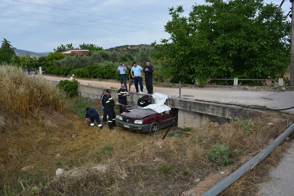 Σοκαριστικό τροχαίο στο Ναύπλιο - Αυτοκίνητο εξετράπη της πορείας του και σφήνωσε σε γεφυράκι