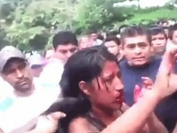 Όχλος ξυλοκόπησε και έκαψε ζωντανή 16χρονη στη Γουατεμάλα