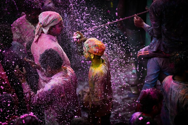 Ένας Έλληνας φωτογράφος στην ινδουιστική γιορτή των χρωμάτων της Τζαϊπούρ