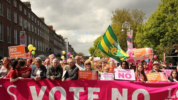 Διαδήλωση κατά των αμβλώσεων στο Δουβλίνο, δύο εβδομάδες πριν από το δημοψήφισμα