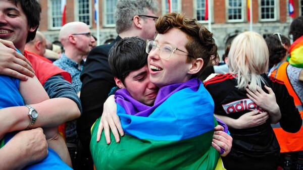 Hozier, Xίλαρι Κλίντον, ντε Τζένερις και δεκάδες ακόμη προσωπικότητες δηλώνουν υπερήφανοι για τους Ιρλανδούς